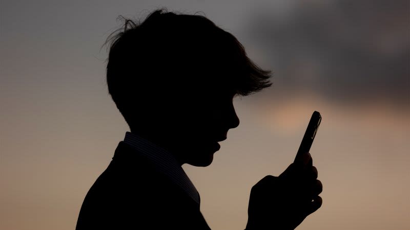 YouTube comenzará a usar inteligencia artificial para estimar tu edad. Si se equivoca, tendrás que demostrarla