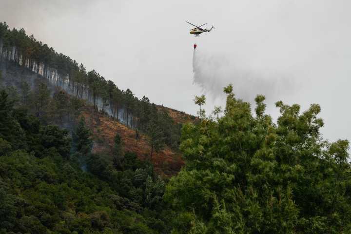 España reduce los incendios activos y ve oportunidad de 48 horas para acabar con el fuego