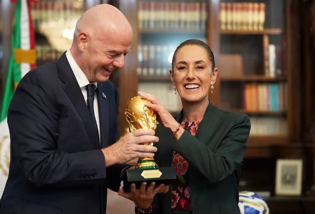 Sheinbaum recibe la Copa del Mundo en manos de Gianni Infantino; el presidente de la FIFA visitó Palacio Nacional