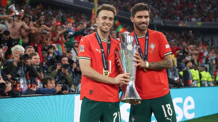 Portugal hand Jota's No. 21 jersey to close friend Neves