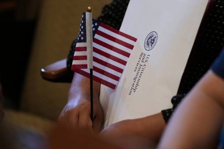 La administración Trump restablece las verificaciones vecinales para los solicitantes de ciudadanía