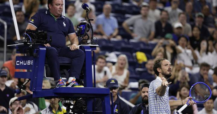 Medvedev's US Open match delayed by booing fans after photographer enters the court