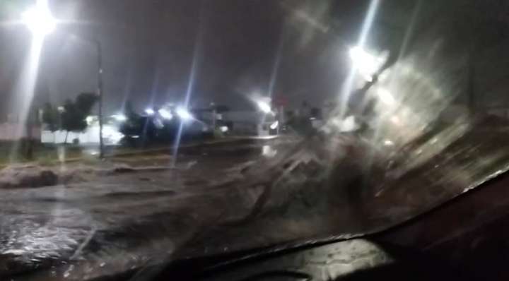 Cae fuerte lluvia en Corregidora