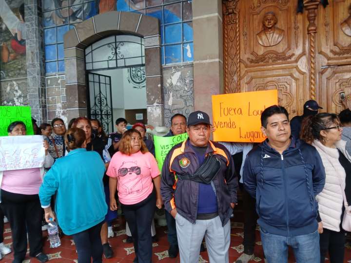 Destitución de funcionaria genera manifestaciones a favor y en contra del alcalde de Tehuacán