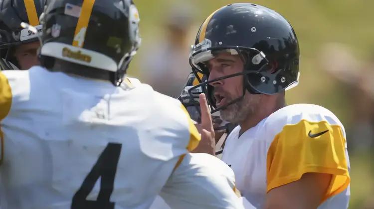 Tomlin protege a Rodgers y estrellas de Steelers en pretemporada