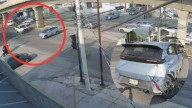 VIDEO: Auto se pasa semáforo en rojo y es impactado por patrulla de Monterrey