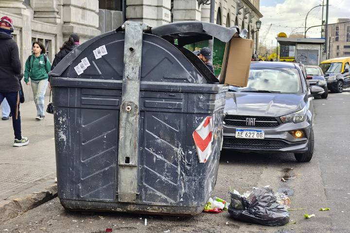 Sanciones por ensuciar. Cuántas multas hizo la Ciudad a quienes revuelven la basura desde que se anunció la medida