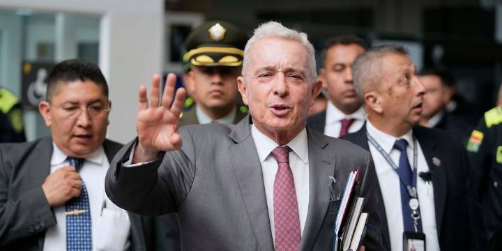 Álvaro Uribe confesó que para él “no hay mujer feas” y recordó la vez que manejó con Hugo Chávez como copiloto