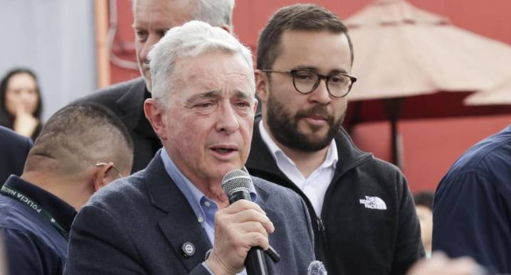 Colombia: El expresidente Álvaro Uribe homenajea en el lugar del atentado al asesinado senador Miguel Uribe Turbay últimas