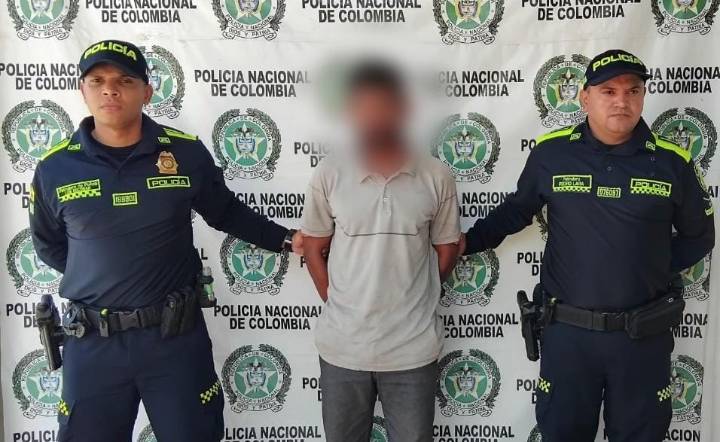Sujeto sorprendido cometiendo actos sexuales contra su hijastra intentó volarse por un tejado