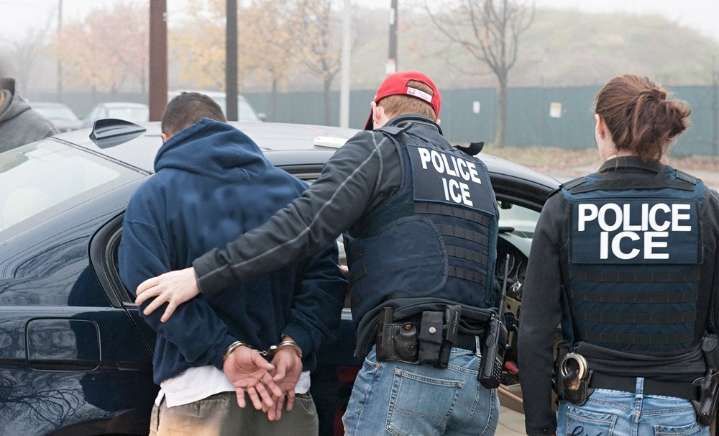Eliminarán límites de edad para reclutar agentes de ICE y aumentar deportaciones