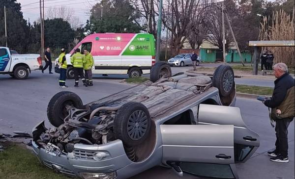 Choque y vuelco en La Plata: un motociclista debió ser internado tras las heridas