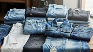 Fin a una duda: ¿se puede combinar el jean claro con el oscuro?