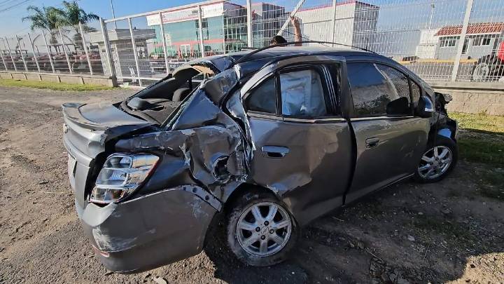 Tráiler causó accidente, destrozó auto y luego se marchó, en Escobedo
