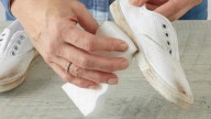Blaquea la suela de tus zapatillas con 4 ingredientes y sin esfuerzo