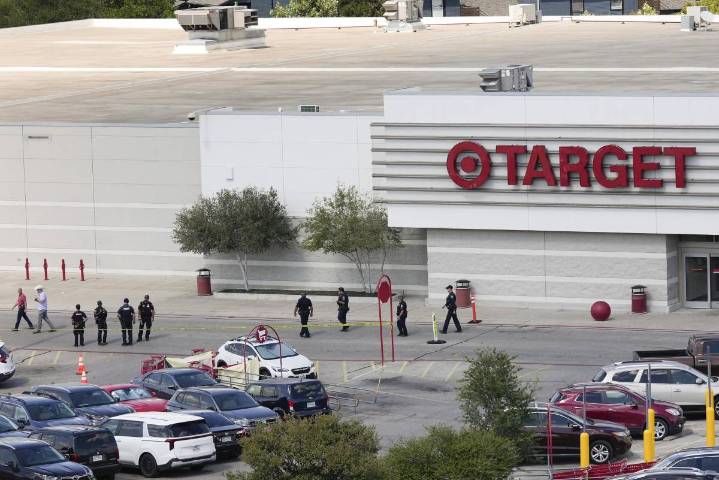 Deja 3 muertos tiroteo en estacionamiento de tienda en Texas