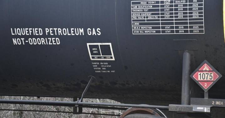 Apply safety rules to more trains carrying flammable cargo, lawmakers urge