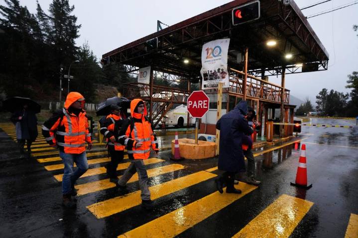 Rescatistas avanzan en su intento por contactar a 5 obreros atrapados tras derrumbe de mina en Chile