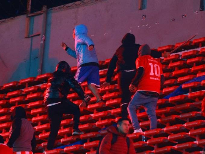 U. de Chile realiza denuncia formal ante la justicia argentina por "delitos" que sufrieron sus hinchas ante Independiente