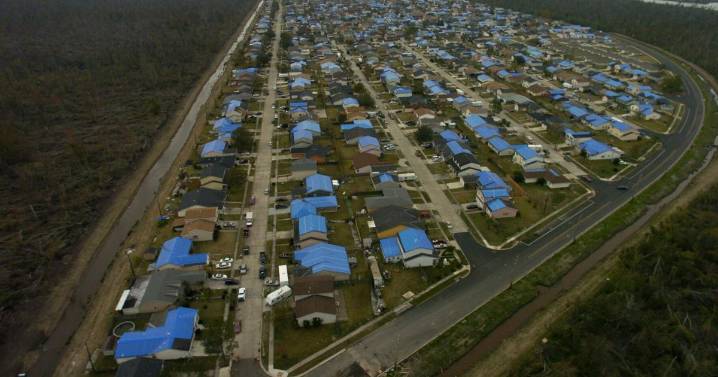 Katrina archives: From blue tarps to debris, layers of contractors drive up cost of recovery