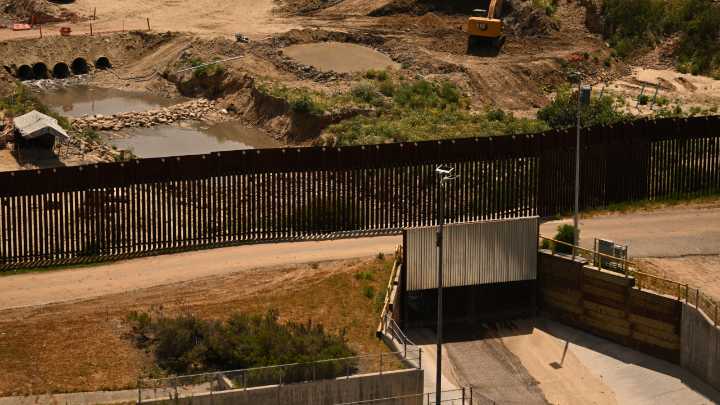 EE.UU. pintará de negro el muro fronterizo con México por orden de Trump