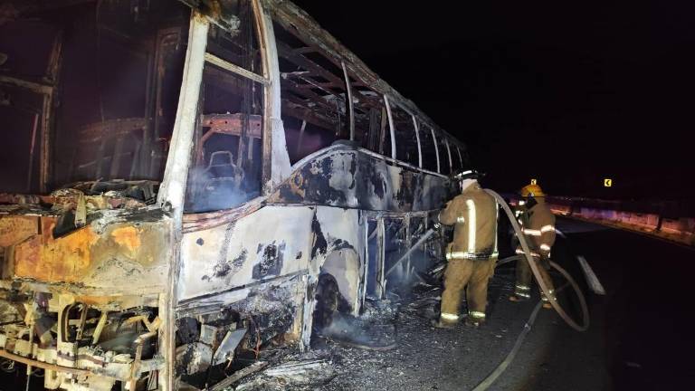 Se incendia autobús ruta Guadalajara-Culiacán, en Nayarit; resultan ilesos chofer y 40 pasajeros