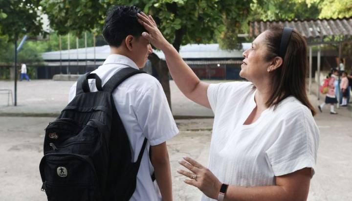 Prohíbe peinados extravagantes: Bukele impone normas de "orden y disciplina" en escuelas públicas de El Salvador