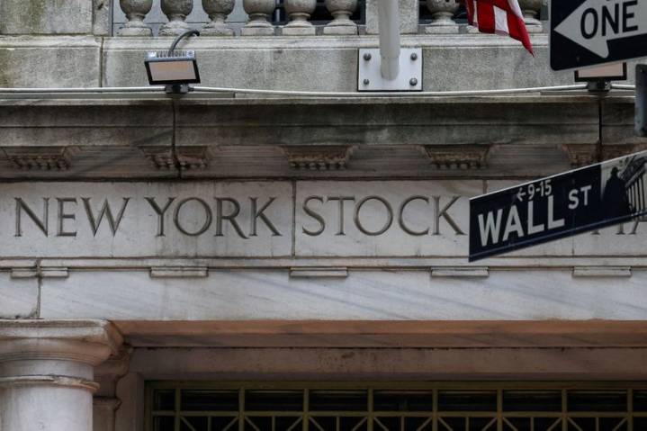 Hedge funds shift bets to double down on Big Tech amid AI boom