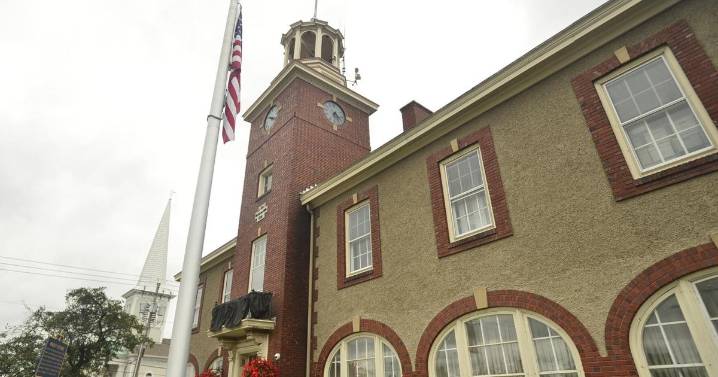 Flag lowered in honor of former Le Roy mayor