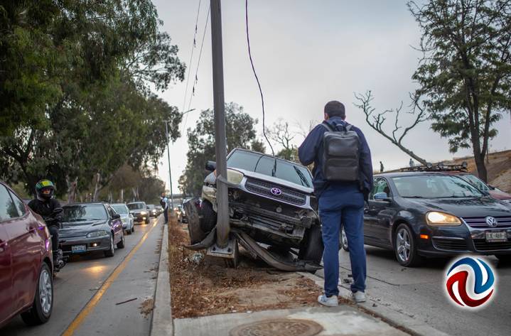 Impactó conductor su camioneta contra un poste de la vía rápida