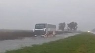 Tormenta de Santa Rosa: un micro quedó varado en una zanja de la ruta 5