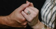 El increíble anillo de compromiso de Taylor Swift: una pieza única diseñada a mano
