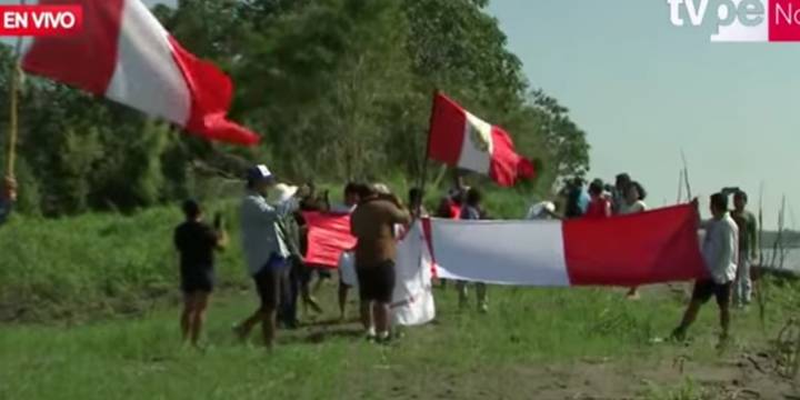 Santa Rosa: Peruanos izan el Pabellón Nacional y cantan el Himno en lugar donde Daniel Quintero puso la bandera de Colombia