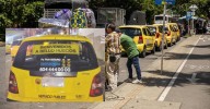 Con particulares carteles, taxistas de Bello protestan por huecos en el municipio