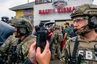 Activistas latinos adoptan el “periodismo con celular” como estrategia para presenciar el poder estatal sin control del ICE