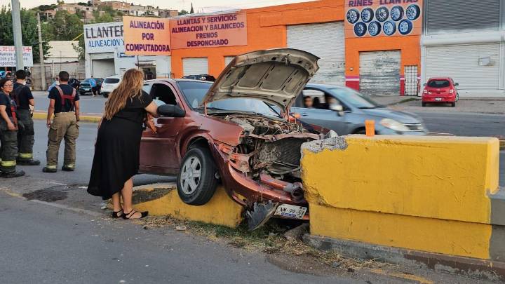 Conductora impacta su vehículo contra muro de contención en el bulevar Fuentes Mares
