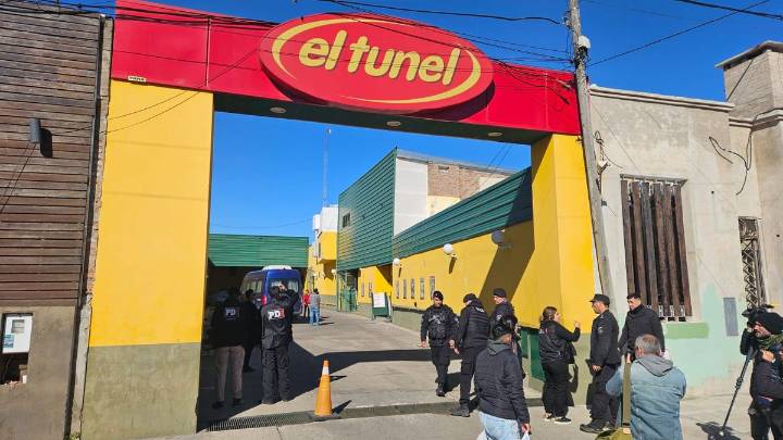 Robo de película en un supermercado: boqueteros reventaron las bóvedas y huyeron con el botín