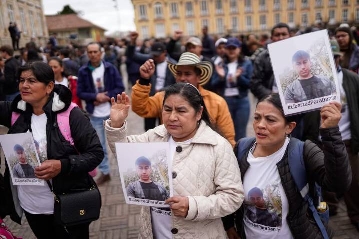 Familias de colombianos presos en Venezuela le reclaman a Petro negociar su libertad