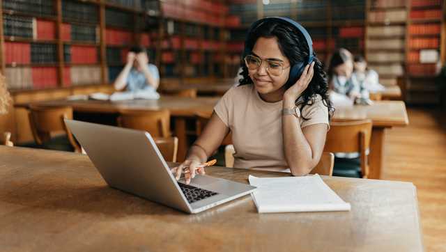 Student visits Amazon's Off-to-College Shop. Here's what to buy