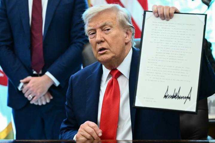 Trump busca prohibir la quema de banderas pese al fallo de la Corte Suprema