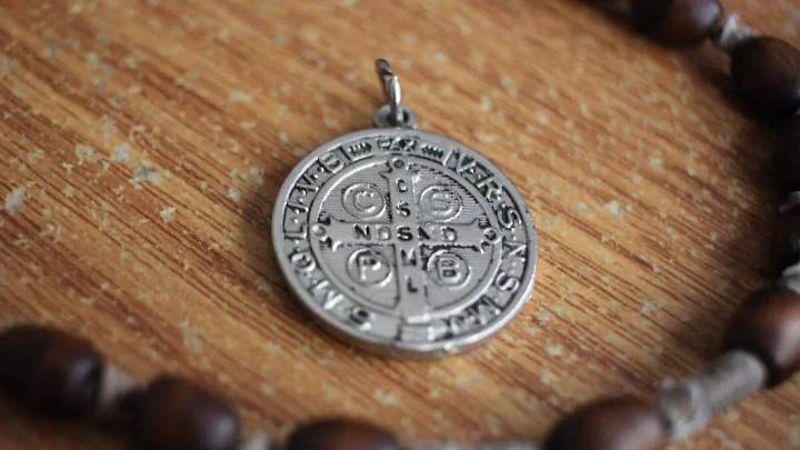 Siete datos que seguro no conocías de la medalla de San Benito
