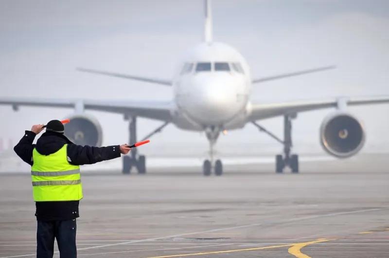 Los controladores aéreos suspenden paro del jueves y confirman el del sábado