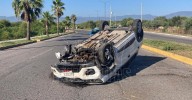 Joven conductor vuelca su vehículo en el bulevar de Ciudad Victoria