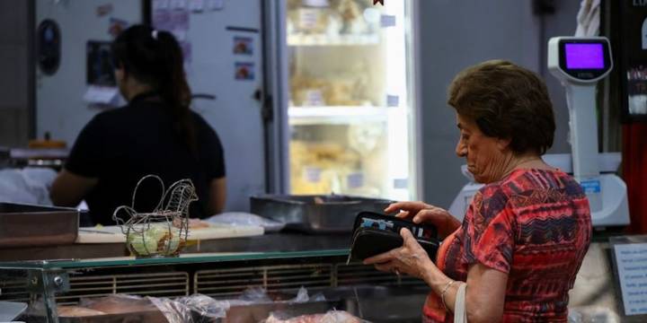 Inflación: estiman que la suba del dólar en julio ya tuvo un primer impacto en los precios de agosto y presiona al IPC