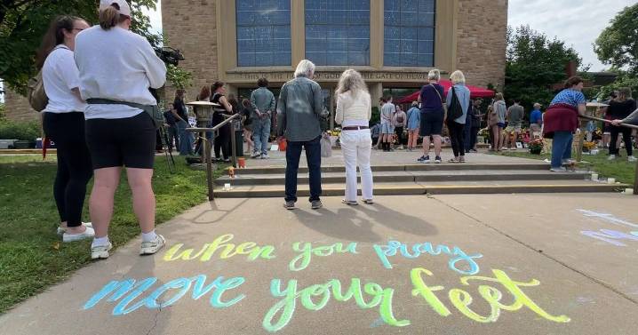 Hundreds visits Annunciation Church to pay tribute to victims of shooting