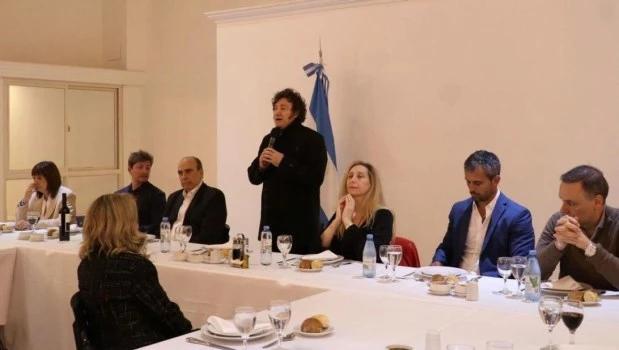 Milei cenó con diputados de LLA y el PRO para asegurar un blindaje a los vetos