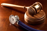 Iba camino al trabajo, sufrió un accidente y la atención de un médico fue negligente: Corte confirmó millonaria multa por daño moral