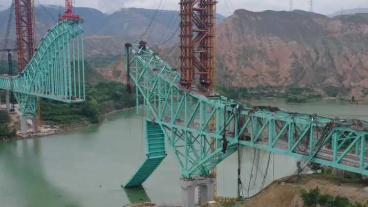 Derrumbe de puente deja al menos 12 muertos en China
