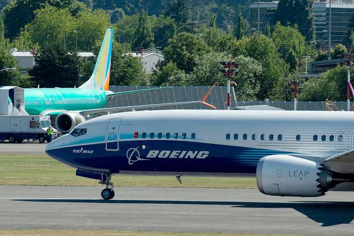 When Boeing expects to start production of 737 MAX 10 plane in Everett