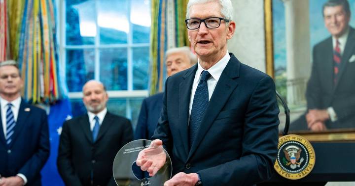 Apple’s Tim Cook Dazzles Trump by Gifting Him Hunk of Glass